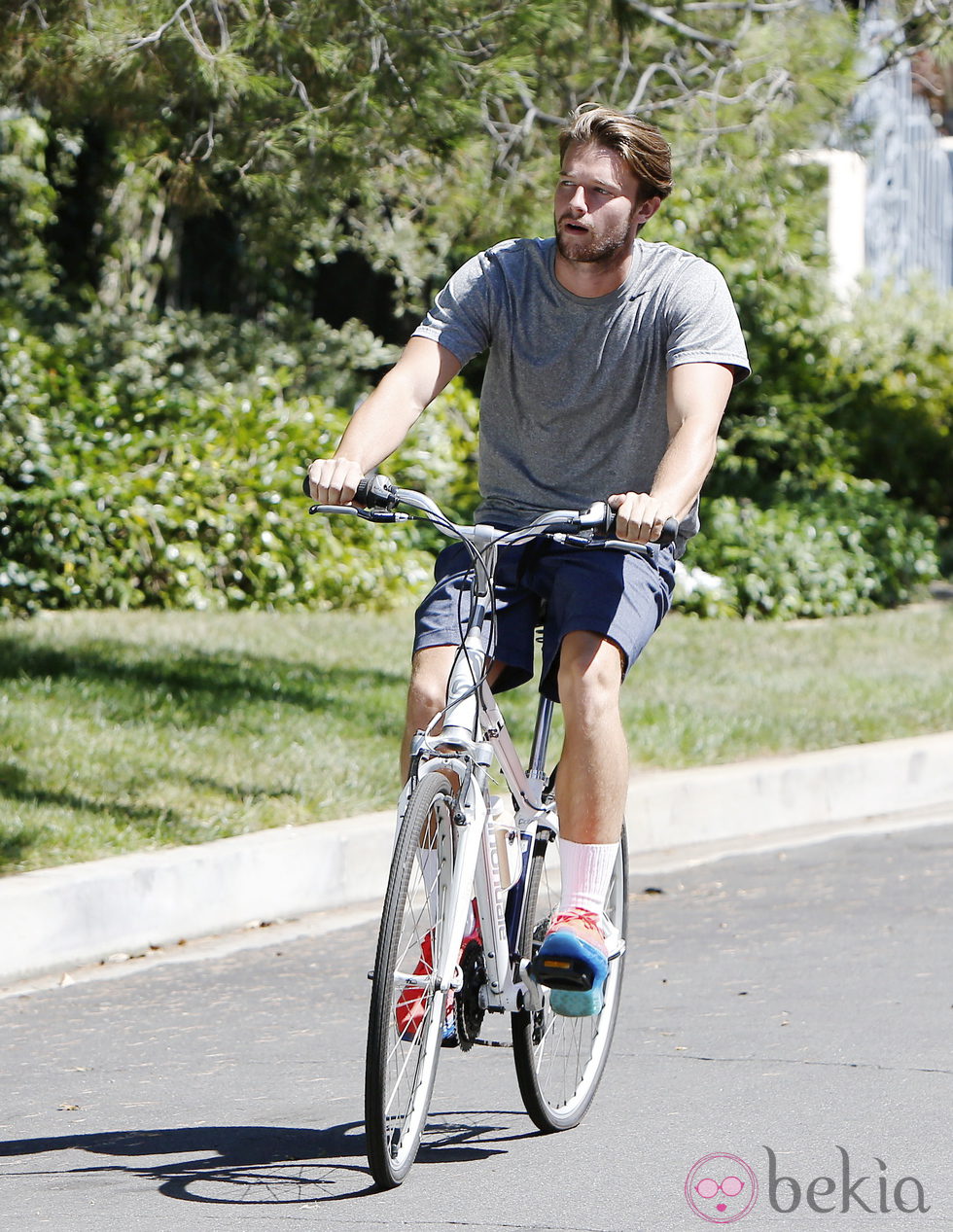 Patrick Schwarzenegger en bicicleta por Los Angeles