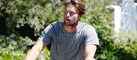 Patrick Schwarzenegger en bicicleta por Los Angeles