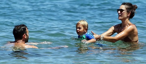 Alessandra Ambrosio con su pareja y su hijo en Hawaii