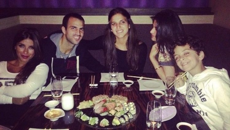 Daniella Semaan, Carlota y Cesc Fàbregas, Maria y Joseph Taktouk de cena en Londres