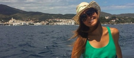 Natalia Sánchez en una barca en Cadaqués