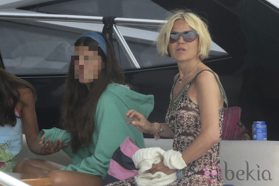 Eugenia Martínez de Irujo y su hija Cayetana en un yate en Ibiza