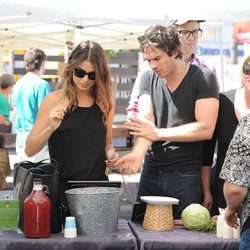 Ian Somerhalder y Nikki Reed comprando en un mercado de Los Angeles