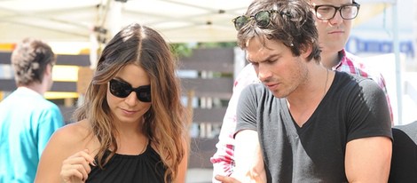 Ian Somerhalder y Nikki Reed comprando en un mercado de Los Angeles