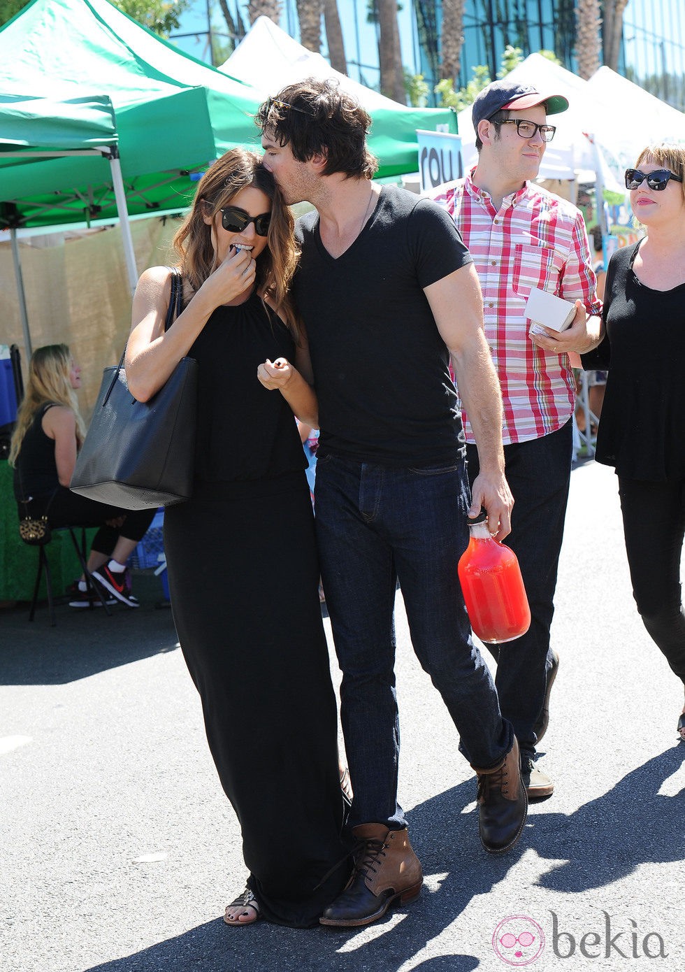 Ian Somerhalder besa a Nikki Reed en un mercado de Los Angeles