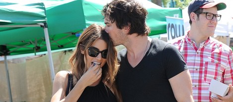 Ian Somerhalder besa a Nikki Reed en un mercado de Los Angeles