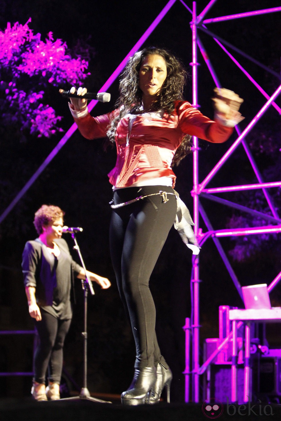 Rosa López actuando en las fiestas de La Paloma de Madrid