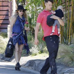 Fergie y Josh Duhamel paseando al pequeño Axl en Los Ángeles