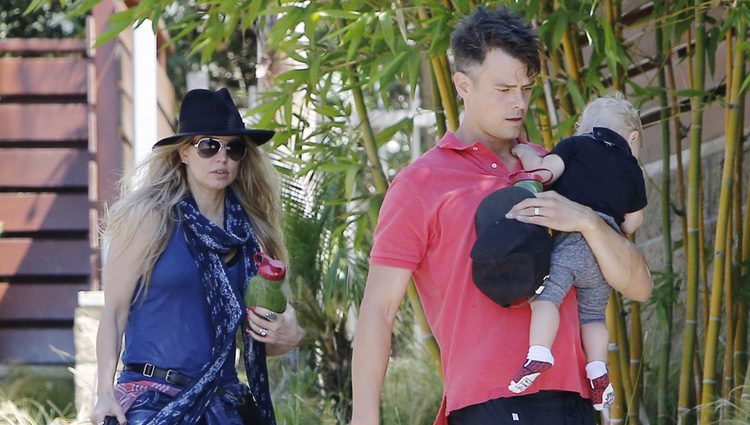 Fergie y Josh Duhamel paseando al pequeño Axl en Los Ángeles