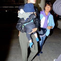 Carlota Casiraghi con su hijo Raphaël en el aeropuerto de Los Angeles