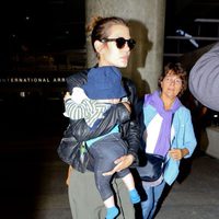 Carlota Casiraghi con su hijo Raphaël en el aeropuerto de Los Angeles