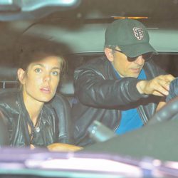 Carlota Casiraghi y Gad Elmaleh a su llegada al aeropuerto de Los Angeles