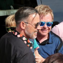 Elton John junto a David Furnish y su hijo Zachary en Saint-Tropez