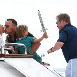 Elton John junto a su marido David Furnish en Saint-Tropez