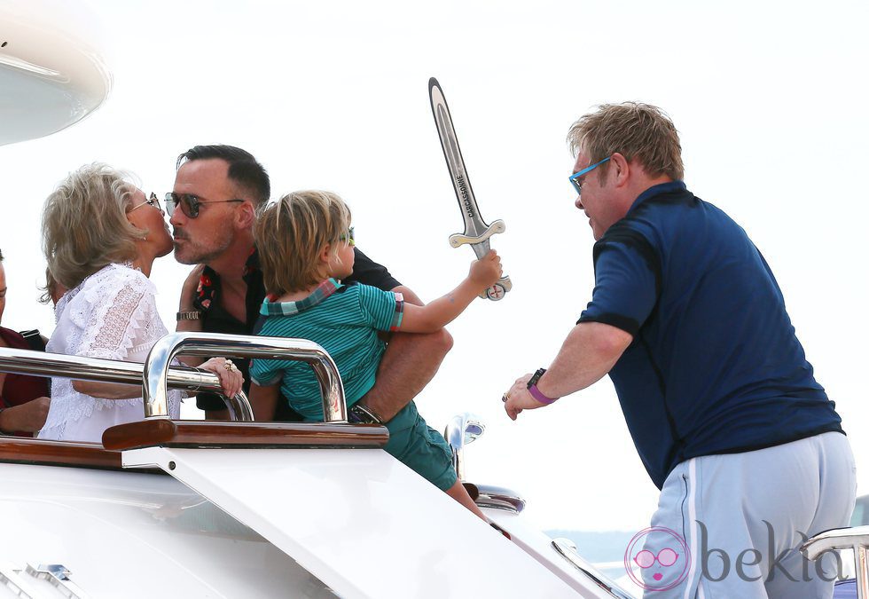 Elton John junto a su marido David Furnish en Saint-Tropez