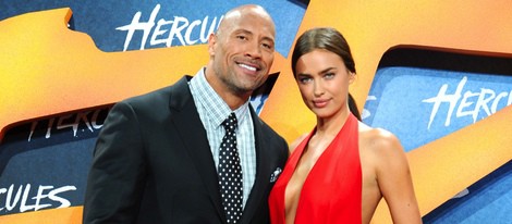 Irina Shayk y Dwayne Johnson en el estreno de 'Hércules' en Berlín