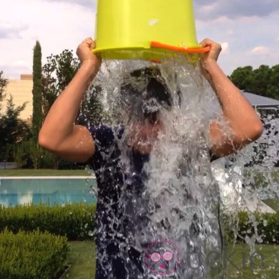 Alejandro Sanz cumple el reto del 'Ice Bucket Challenge'