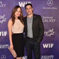 Jason Biggs y Jenny Mollen en una fiesta previa a la entrega de los Premios Emmy 2014