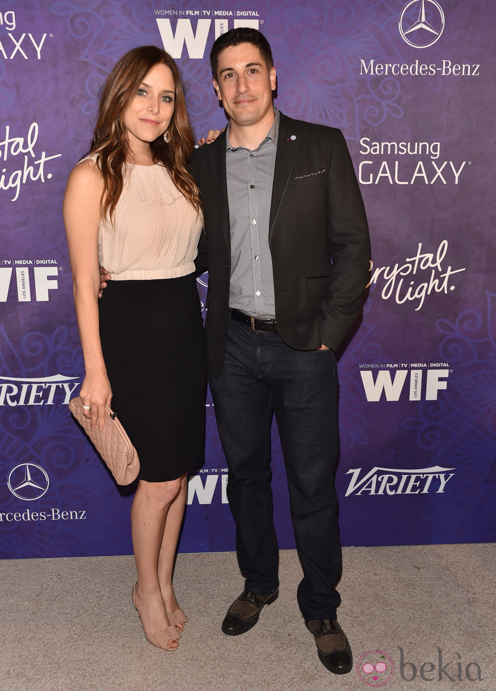 Jason Biggs y Jenny Mollen en una fiesta previa a la entrega de los Premios Emmy 2014