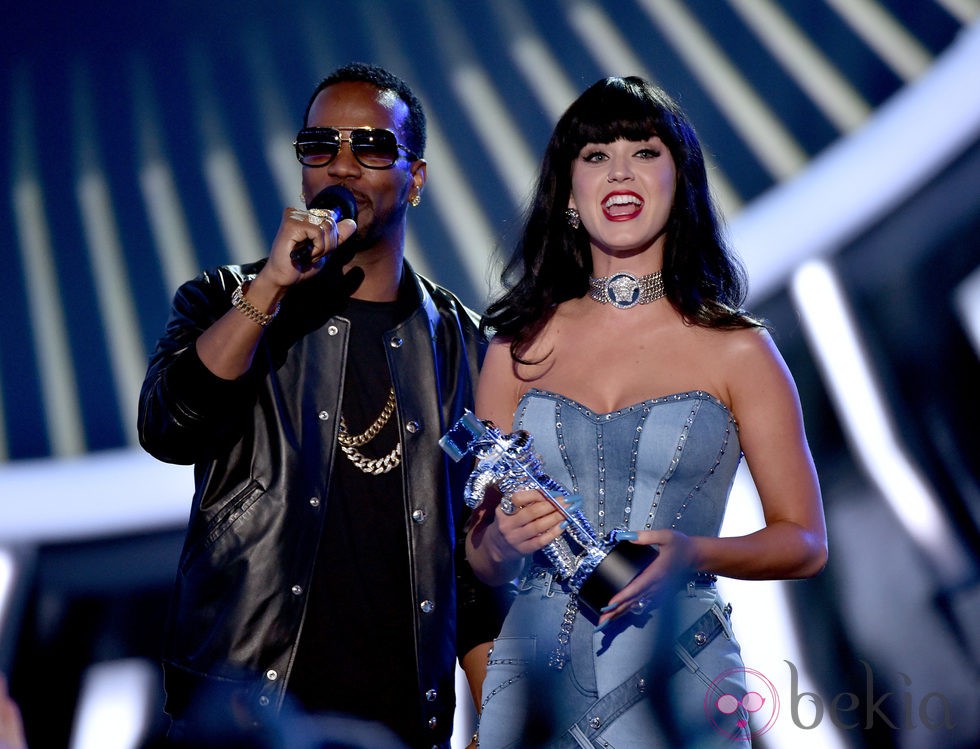 Katy Perry recoge de manos de Juicy J su galardón de los MTV Video Music Awards 2014