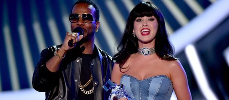 Katy Perry recoge de manos de Juicy J su galardón de los MTV Video Music Awards 2014