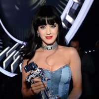 Katy Perry con su galardón de los MTV Video Music Awards 2014