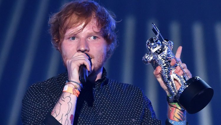 Ed Sheeran recogiendo su galardón de los MTV Video Music Awards 2014