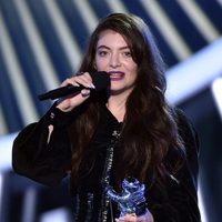 Lorde con su galardón de los MTV Video Music Awards 2014