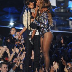 Jay Z con Blue Ivy Carter y besando a Beyoncé en los MTV Video Music Awards 2014