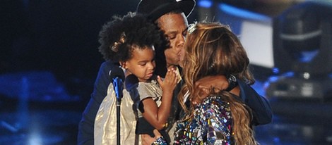 Jay Z con Blue Ivy Carter y besando a Beyoncé en los MTV Video Music Awards 2014