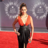 Nina Dobrev en la alfombra roja de los MTV Video Music Awards 2014