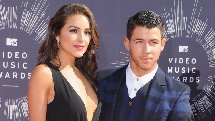 Olivia Culpo y Nick Jonas en la alfombra roja de los MTV Video Music Awards 2014