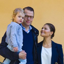 Victoria y Daniel de Suecia con su hija Estela en su primer día de escuela