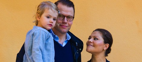 Victoria y Daniel de Suecia con su hija Estela en su primer día de escuela