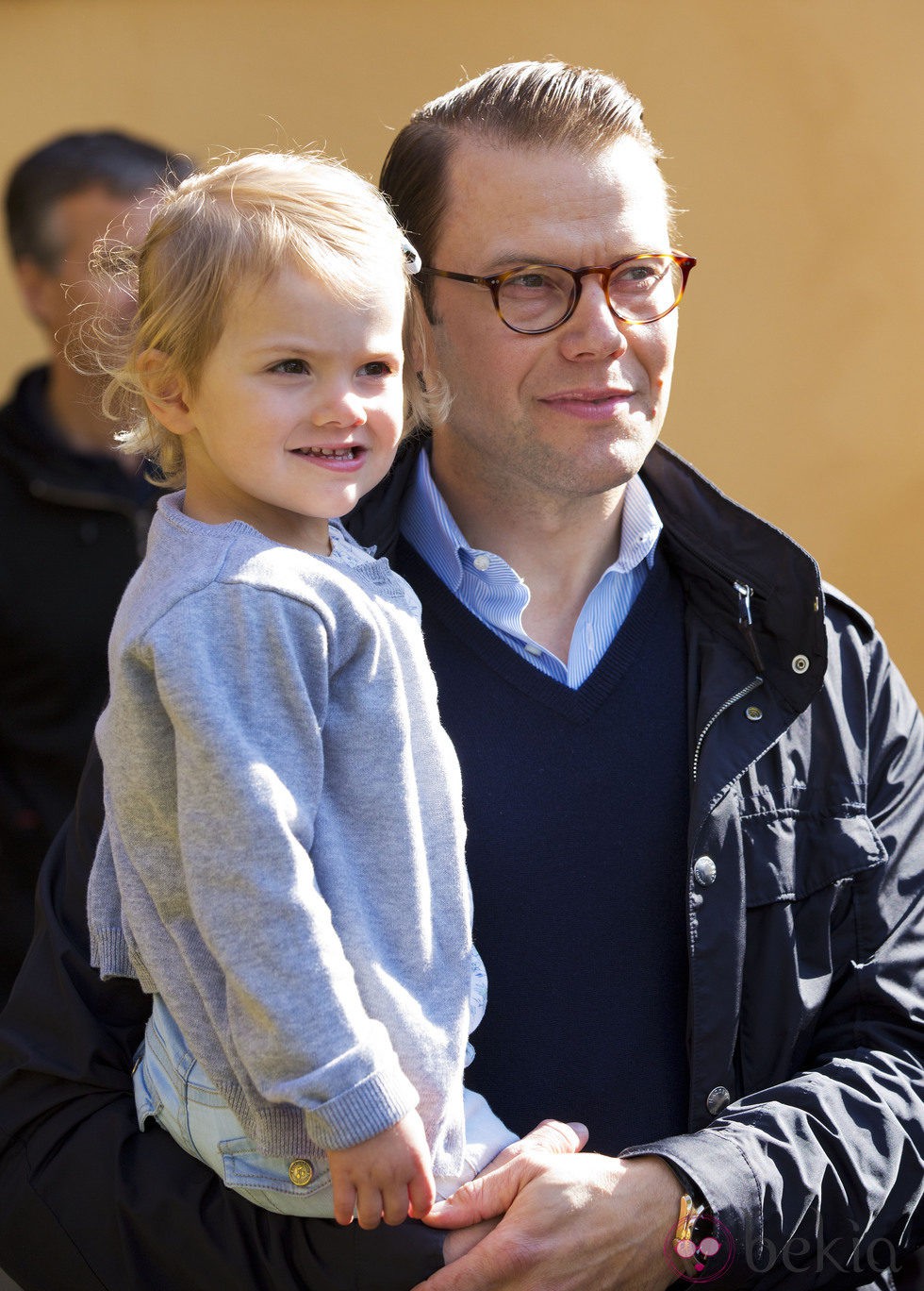 Daniel de Suecia con su hija la Princesa Estela en su primer día de escuela