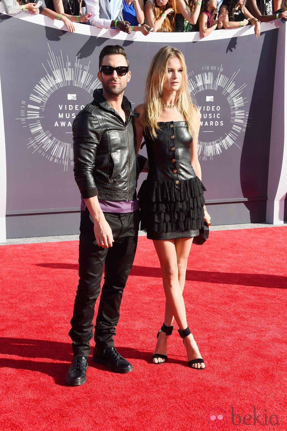 Adam Levine y Behati Prinsloo en la alfombra roja de los MTV Video Music Awards 2014