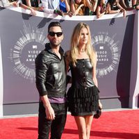 Adam Levine y Behati Prinsloo en la alfombra roja de los MTV Video Music Awards 2014