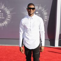 Usher en la alfombra roja de los MTV Video Music Awards 2014