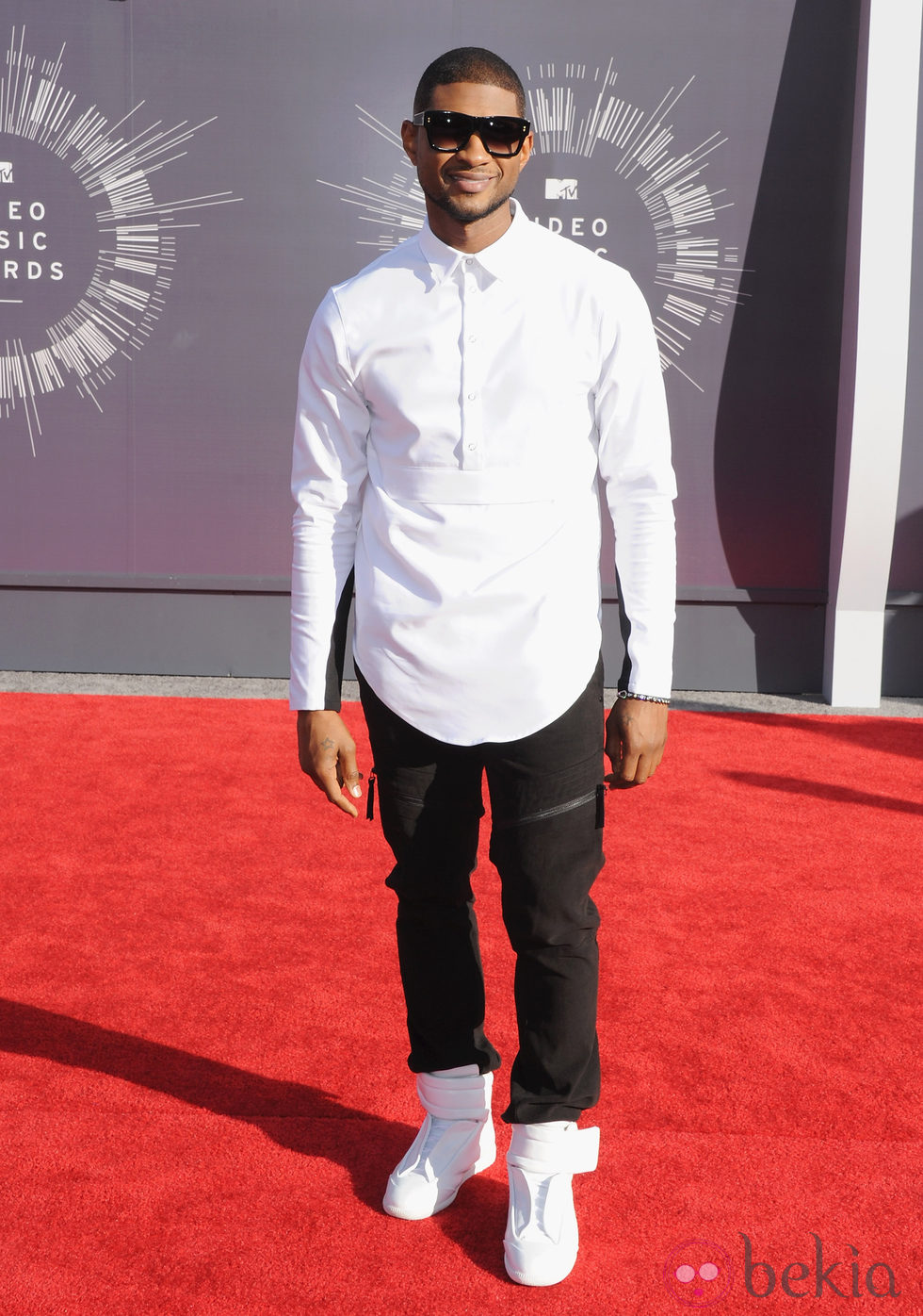 Usher en la alfombra roja de los MTV Video Music Awards 2014