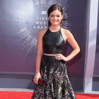 Lucy Hale en la alfombra roja de los MTV Video Music Awards 2014