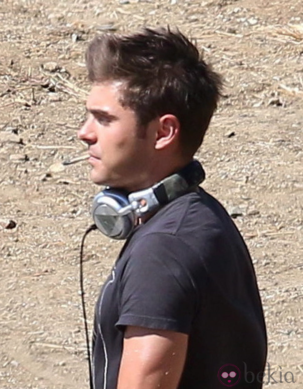 Zac Efron fumando en el rodaje de 'We Are Your Friends'