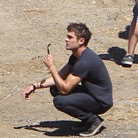 Zac Efron en el rodaje de 'We Are Your Friends' fumando