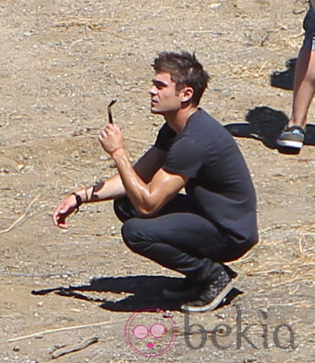 Zac Efron en el rodaje de 'We Are Your Friends' fumando