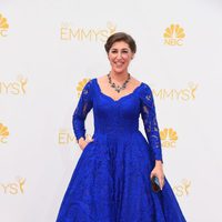 Mayim Bialik en la alfombra roja de los Emmy 2014