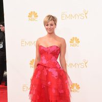 Kaley Cuoco-Sweeting en los Emmy 2014