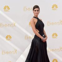 Lizzy Caplan en la red carpet de los Emmy 2014