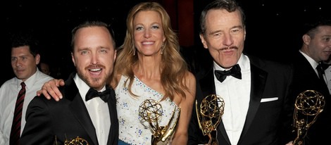 Aaron Paul, Anna Gunn y Bryan Cranston en los Premios Emmy 2014