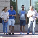 Gloria Camila y José Fernando con su primo Chema Esteban en el tanatorio de su tío Pablo Mora