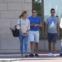 Gloria Camila y José Fernando con su primo Chema Esteban en el tanatorio de su tío Pablo Mora