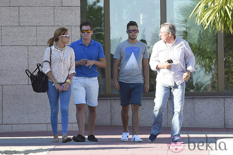 Gloria Camila y José Fernando con su primo Chema Esteban en el tanatorio de su tío Pablo Mora